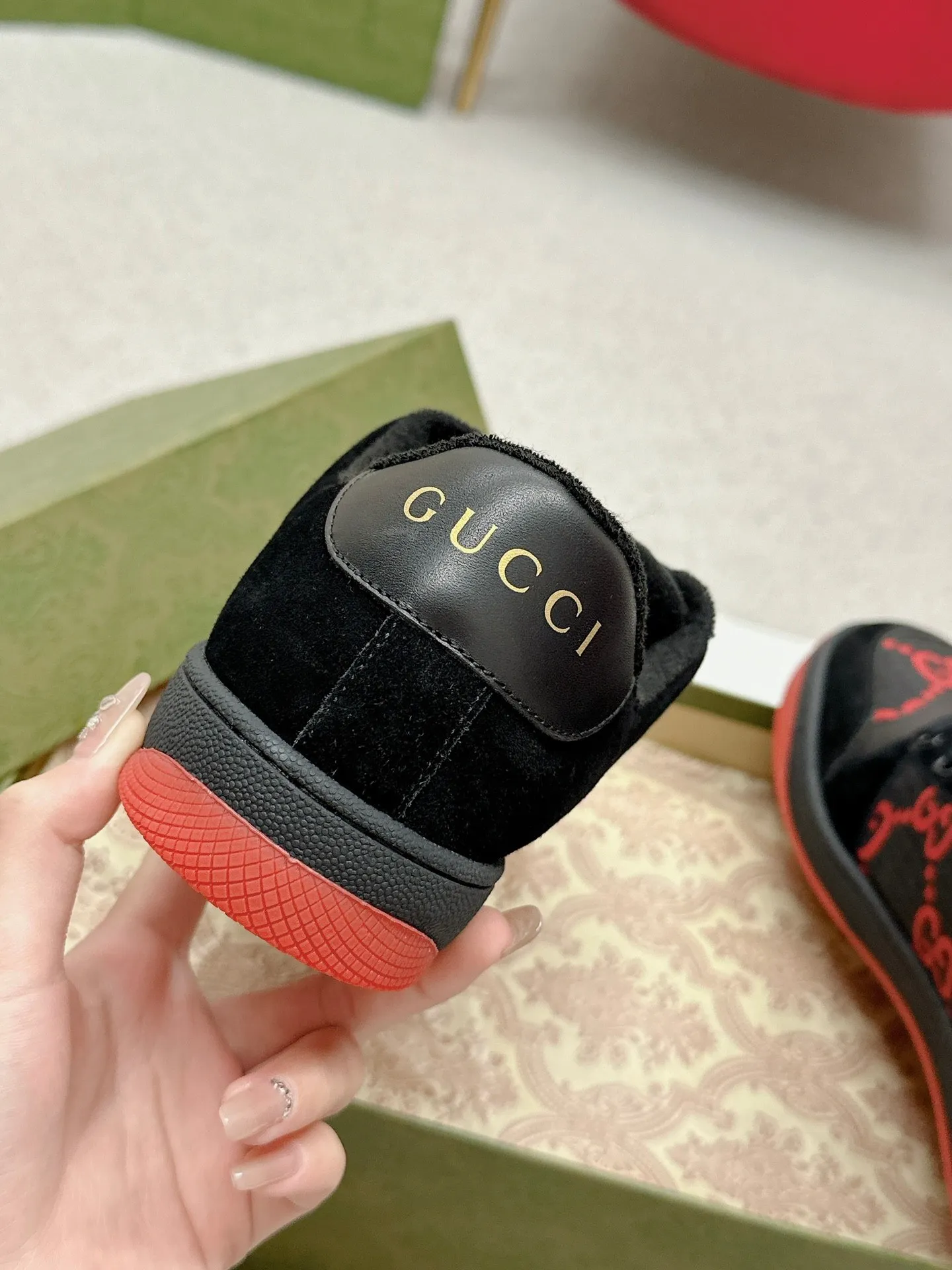 👟👟Ex-factory price 560👟👟 Men’s size +10 Gucci——purchased version GG series distressed dirty shoes-hot style is coming! 9 times out of 10 sales, you will definitely get the money. Ready stock! Spot goods! Spot goods! New colors added - the ultimate version on the market! Purchase the original version and develop it... fabric, material, outsole, and details can be compared at will! Open-mold Swarovski one-to-one replica rhinestone chain...Metal cherry pendant...Metal double G crystal cylindrical mark...Gucci original customized narrow webbing...Super flash series - flash diamond chain. The cherry decoration is detachable and can be changed into two to match with each other to show your personality. Exclusive color-brushed cowhide fabric. Hand-made distressed is very textured and has a sense of luxury! The details of the workmanship can be seen in the drawings, and no line is missed. The original terry cloth is delicate, soft and more comfortable and breathable. The privately stamped two-color original TPU outsole (lower layer is wider, upper layer is narrower). Matching packaging⭐️ Size: Female 35-40 Male 39-44 (Female 41 Male 45 customized)